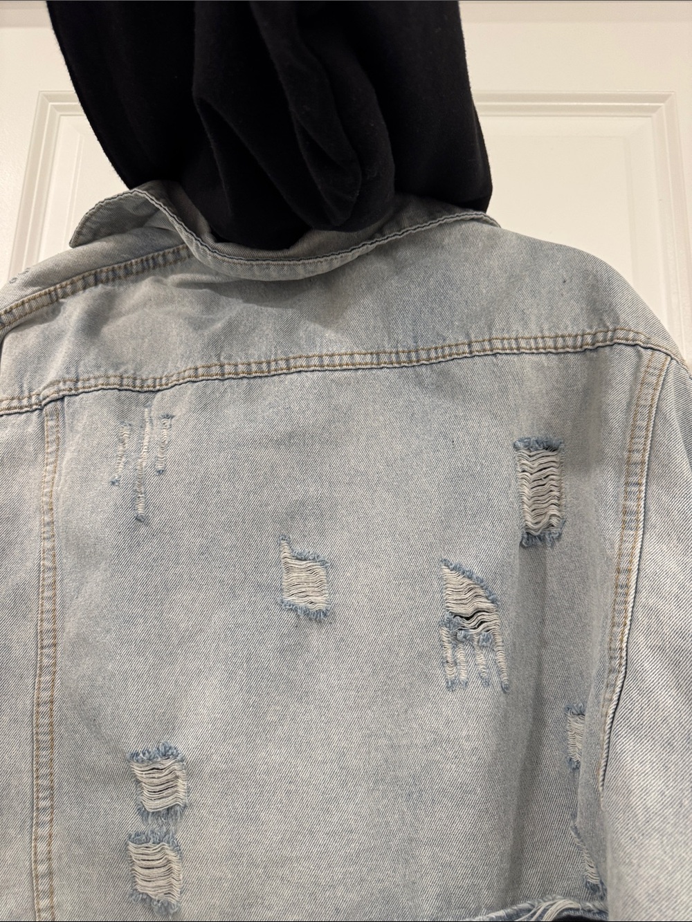 Cropped embellished Denim jacket with sweatshirt sleeves and detachable hood. - Picture 2 of 4